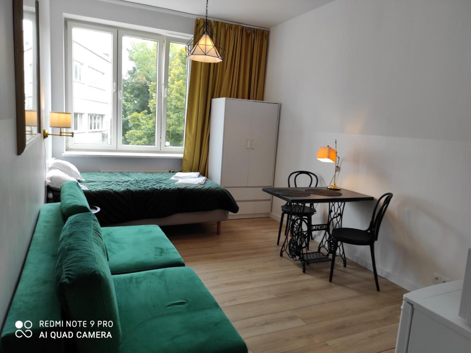 V Airport & West Railway Station With Privat Bathroom Apartment